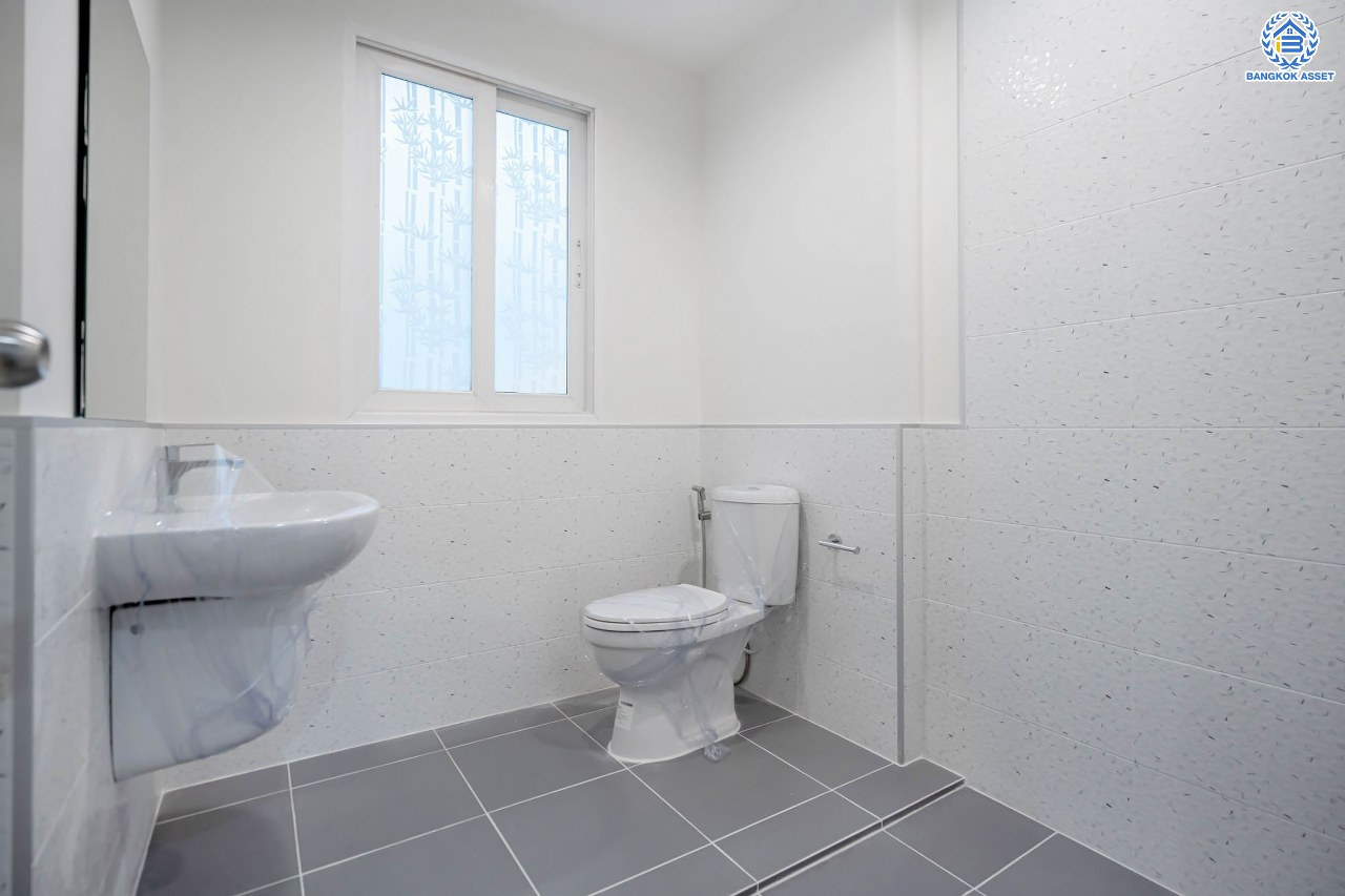 บ้านมือสองตกแต่งใหม่ โครงการ คาซ่าวิลล์ ราชพฤกษ์-รัตนาธิเบศร์2 แบรนด์ Q.House ต่อเติมครบพร้อมเข้าอยู่ เนื้อที่ 53.2 ตร.ว. ฟังก์ชันจัดเต็ม 3 ห้องนอน 3 ห้องน้ำ จอดรถได้ 2 คัน บนทำเลศักยภาพ ติดถนนราชพฤกษ์ และเพียง 10 นาทีถึงรถไฟฟ้า "สถานีบางรักน้อยท่าอิฐ"